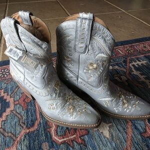 Dingo Women's Silver Primrose Embroidered Western Booties